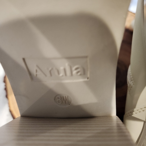 Arula cream chunky heel boots size 8W - Picture 6 of 6